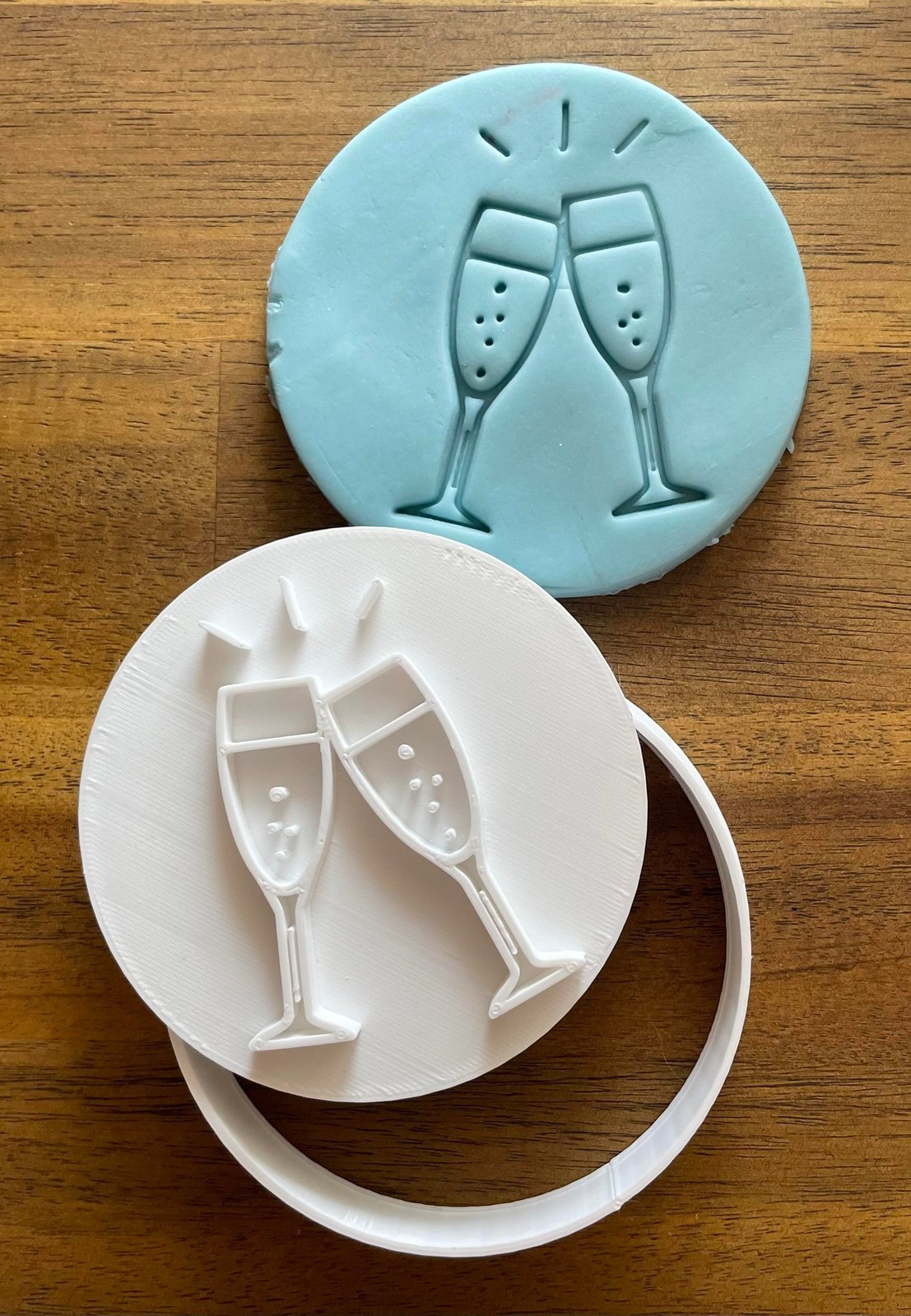 Two wine glasses + Cutter