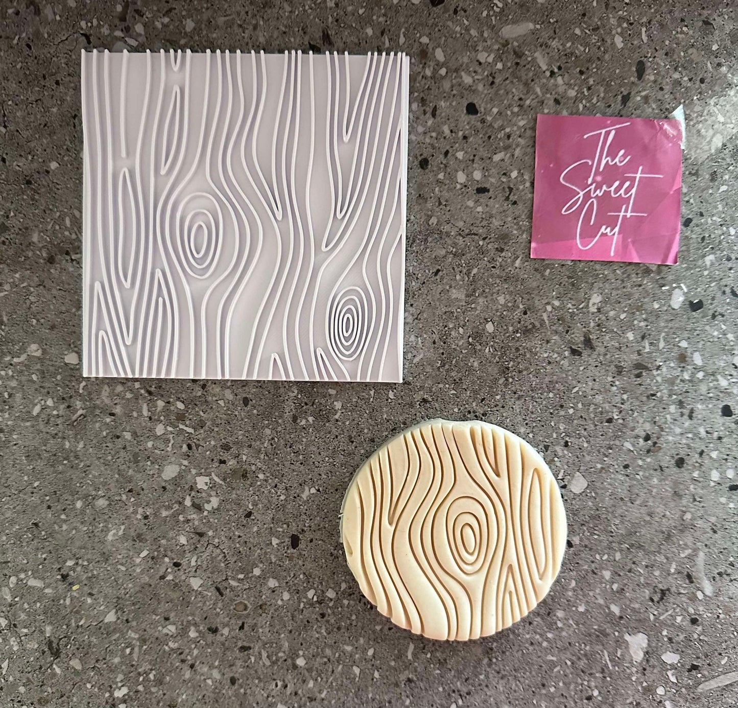 Woodgrain pattern plate